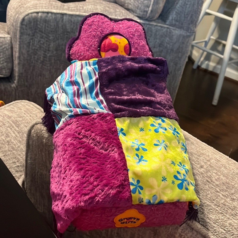 Groovy Girls Doll Plush Bed with Fringed Comforter 2001, Sidra Doll-and Clothes